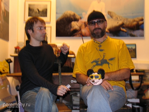 Слева - Глеб Давыдов, справа - Олег Кулик, в центре - Микки Маус.